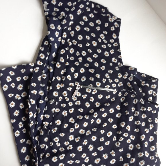 EUC Mandee 1/2 button up no sleeve daisy top - Picture 4 of 4